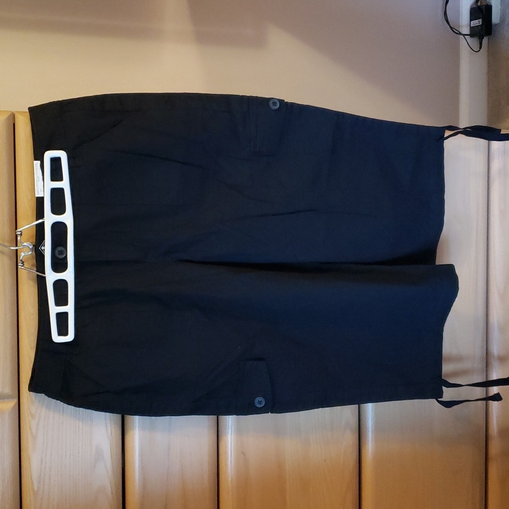 NWT: St. John's Bay ladies Crop mid rise Capris, black, 12P